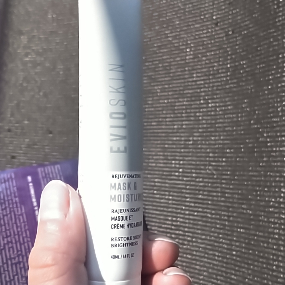 Evio Beauty+Skin rejuvenating man and moisturizer